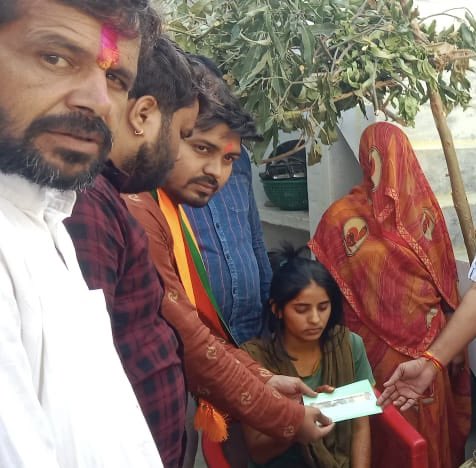 Ajay_singh55's tweet photo. #सरपंच_कन्यादान_योजना #ग्राम_पंचायत_बरहाकला
           मेरी ग्राम पंचायत में सरपंच बनते ही मेरी माँ उर्मिला जितेंद्र सिंह के द्वारा चलाई जा रही #सरपंचकन्या #दान #योजना के अंतर्गत बीते दिन 18/04/2024 को   #17वी कन्या ज्योति पटेल पिता हिसाबी पटेल एवम् #18वी कन्या प्रियंका पटेल पिता छोटेलाल पटेल निवासी नया बरहा को21000- 21000 रुपये की कन्यादान राशि प्रदान कर आशीर्वाद लिया!!👏🏻👏🏻
  माँ चण्डी जगत जननी ऐसे ही सेवा का अवसर प्रदान करती रहे!!👏🏻👏🏻