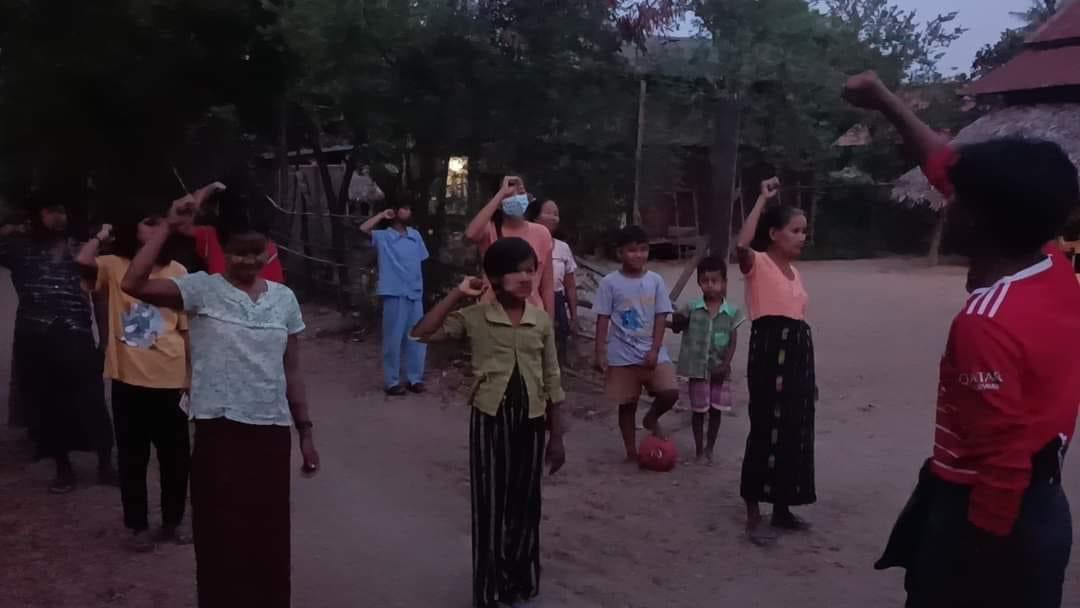 Shwe Yae Kyi’s protest movement led by local residents from #Yinmarbin Twp, #Sagaing Region, staged a protest against the #MilitaryDictatorship on Apr18. #BanJetFuelExportsToMM #2024Apr19Coup #WhatsHappeningInMyanmar