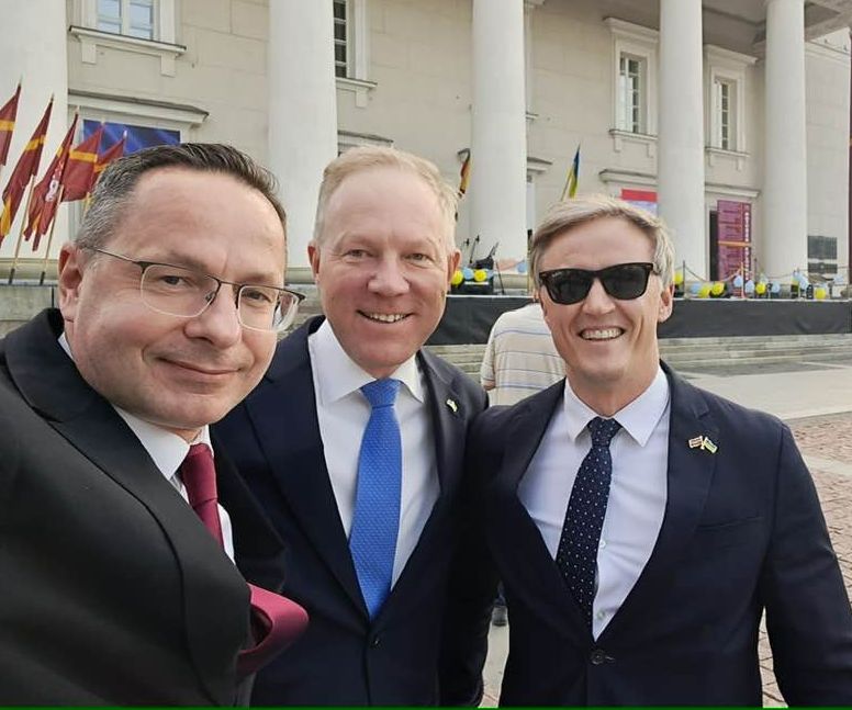 🇪🇪🇱🇻🇱🇹Chairs of the Baltic foreign affairs committees @markomihkelson, @RihardsKols & @ZygisPavilionis start a joint visit in 🇺🇸LA, to discuss the impacts of #Russia's war of aggression in #Ukraine and emphasize the importance of continued support for 🇺🇦. #StandWithUkraine