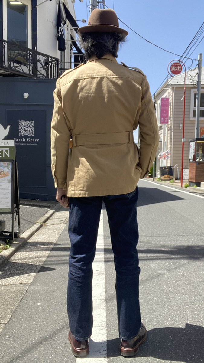 cellar_denim's tweet photo. 今日の通勤スタイル。
サファリジャケットに
ジーンズコーデ。
タイドアップは最近のマイブーム。
首元のアクセントって意外と
楽しい^_^
あとはやっぱり後ろ姿かな。
#サファリジャケット #denimcellar
#春コーデ #BONCOURA #ジーンズコーデ #自由が丘 https://t.co/wyotS7XnaC