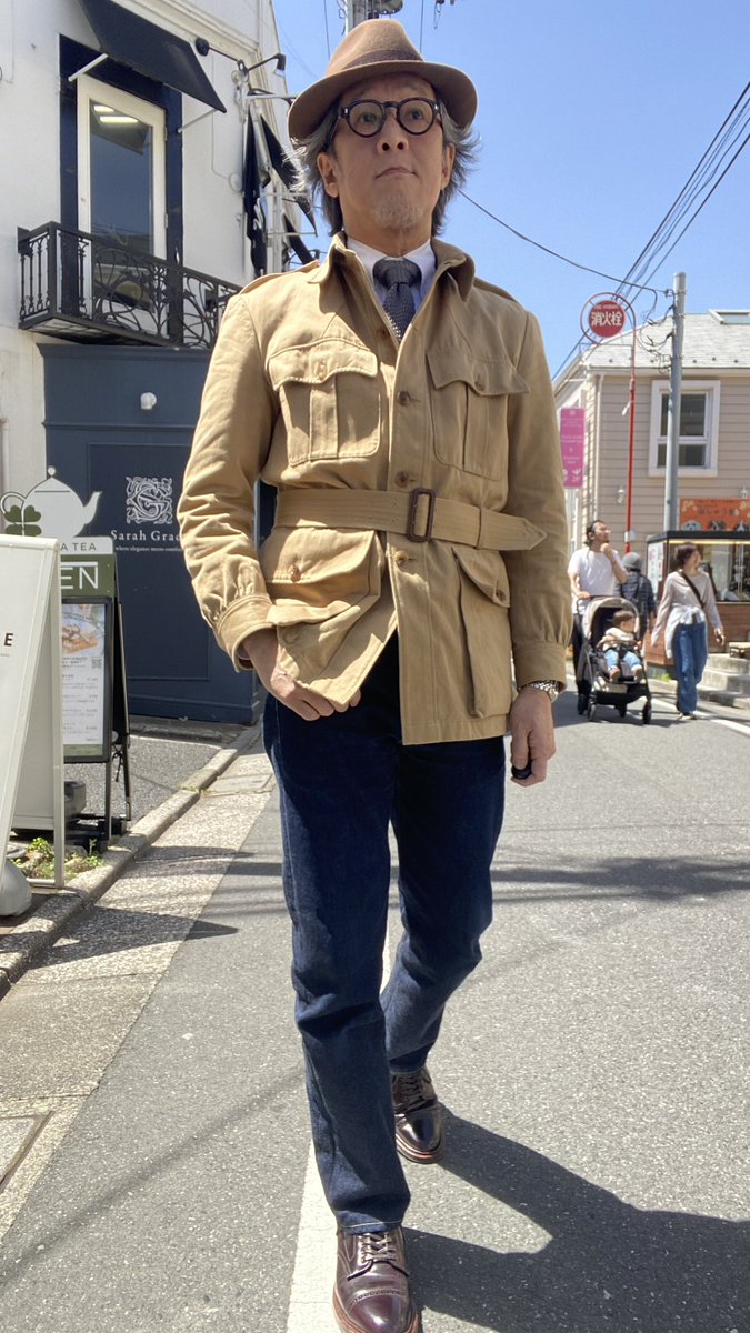 cellar_denim's tweet photo. 今日の通勤スタイル。
サファリジャケットに
ジーンズコーデ。
タイドアップは最近のマイブーム。
首元のアクセントって意外と
楽しい^_^
あとはやっぱり後ろ姿かな。
#サファリジャケット #denimcellar
#春コーデ #BONCOURA #ジーンズコーデ #自由が丘 https://t.co/wyotS7XnaC
