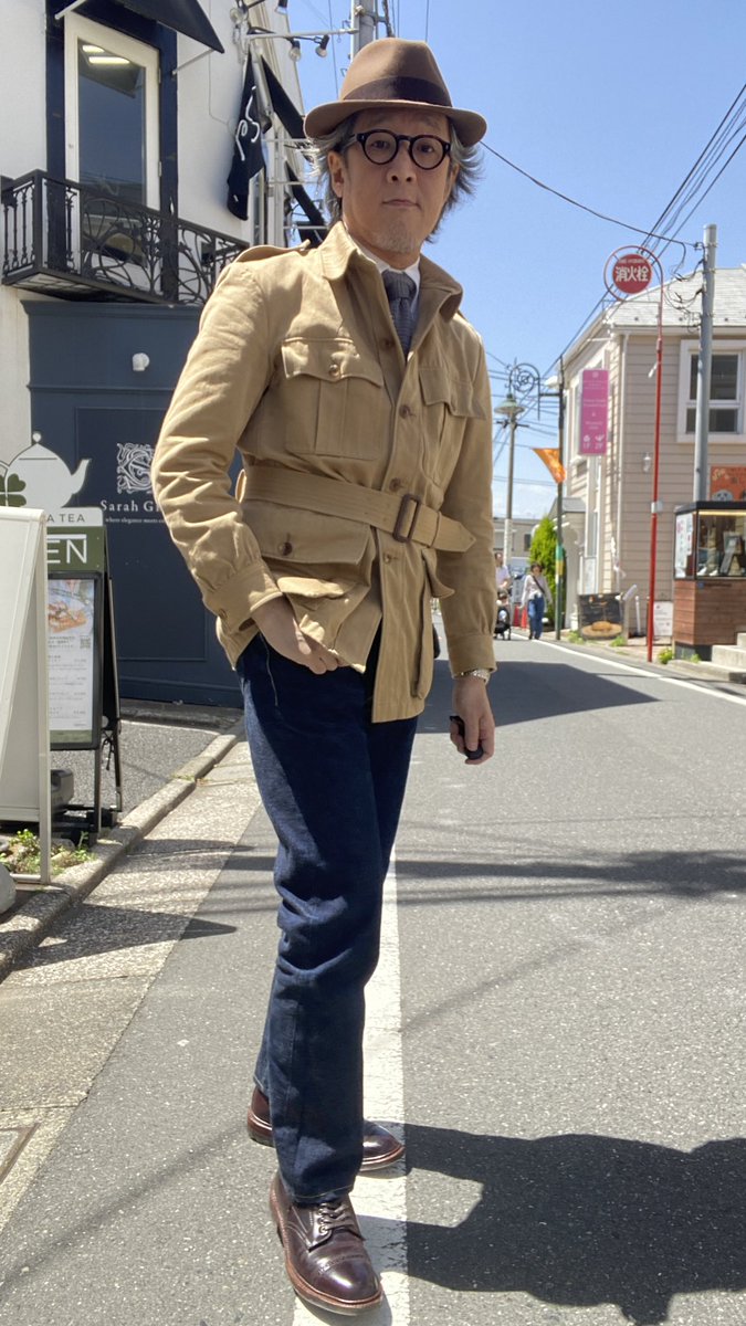 cellar_denim's tweet photo. 今日の通勤スタイル。
サファリジャケットに
ジーンズコーデ。
タイドアップは最近のマイブーム。
首元のアクセントって意外と
楽しい^_^
あとはやっぱり後ろ姿かな。
#サファリジャケット #denimcellar
#春コーデ #BONCOURA #ジーンズコーデ #自由が丘 https://t.co/wyotS7XnaC