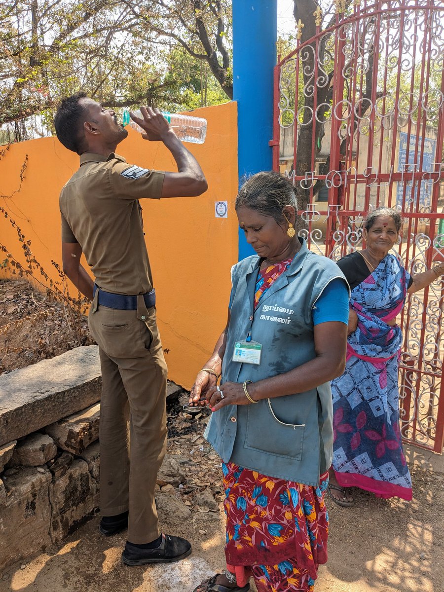 The police personnel and volunteers found it challenging to endure the scorching heat while carrying out their election duties in the Vellore constituency. #ElectionWithTNIE @xpresstn