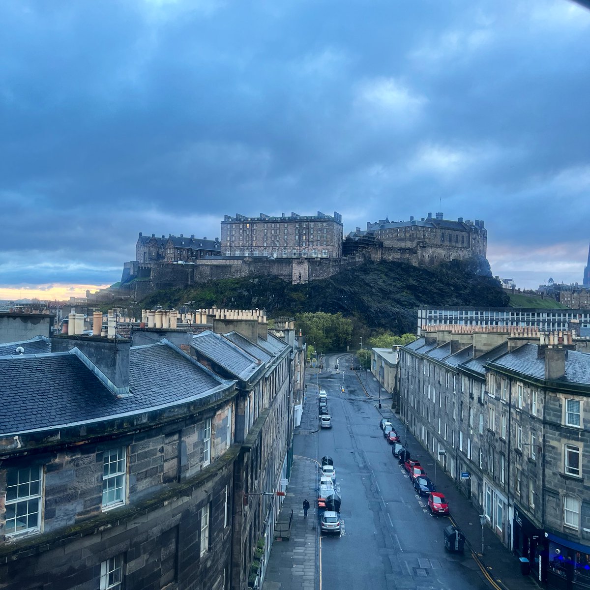 TimmyLDN's tweet image. Good morning, Edinburgh aye! 

#BusyWeekend #Celebrations #Friends #HotelView also a please to be back in this city that one day I hope will be home. #Edinburgh 

#FridayMotivation