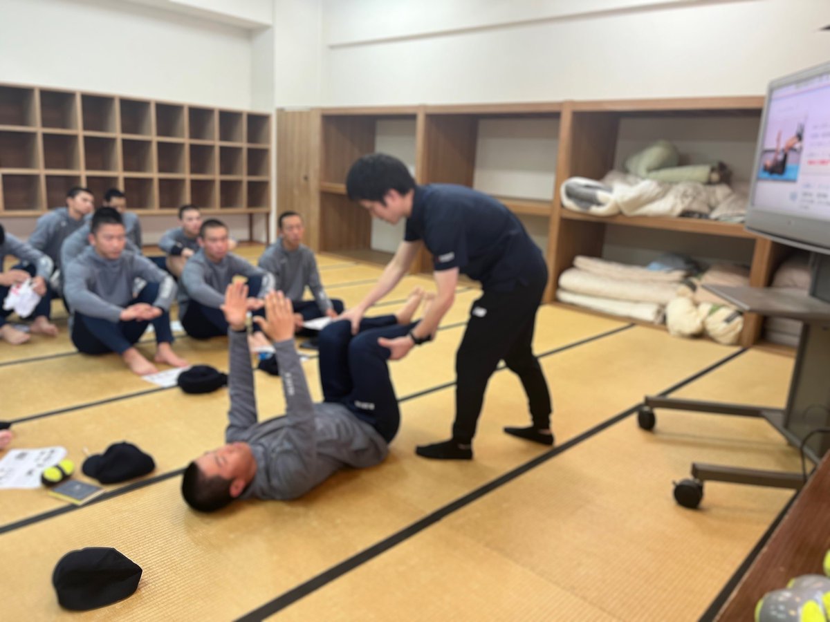 chukyoAT's tweet photo. 【高大連携事業】
今年度より、硬式野球部のトレーニングを
担当させて頂くことになりました。

主に1年生への指導となります。
初日はトレーニング方針の共有。
この先のス���ージでの成長へと繋げるために基礎的なトレーニングから積み重ねていきます。

#中京大中京
#硬式野球部
#中京大学
#JSPO_AT https://t.co/YfTcEHLFDp