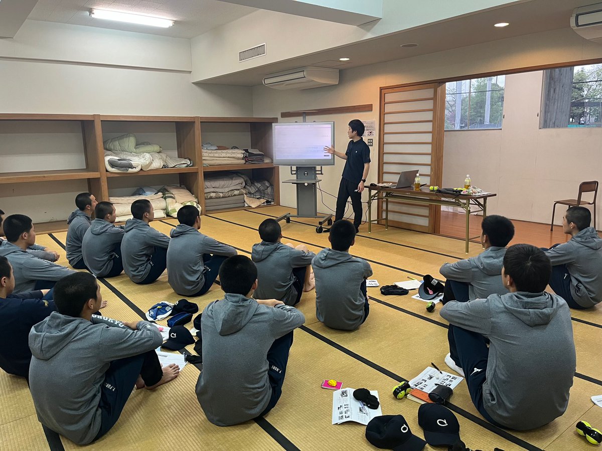 chukyoAT's tweet photo. 【高大連携事業】
今年度より、硬式野球部のトレーニングを
担当させて頂くことになりました。

主に1年生への指導となります。
初日はトレーニング方針の共有。
この先のス���ージでの成長へと繋げるために基礎的なトレーニングから積み重ねていきます。

#中京大中京
#硬式野球部
#中京大学
#JSPO_AT https://t.co/YfTcEHLFDp