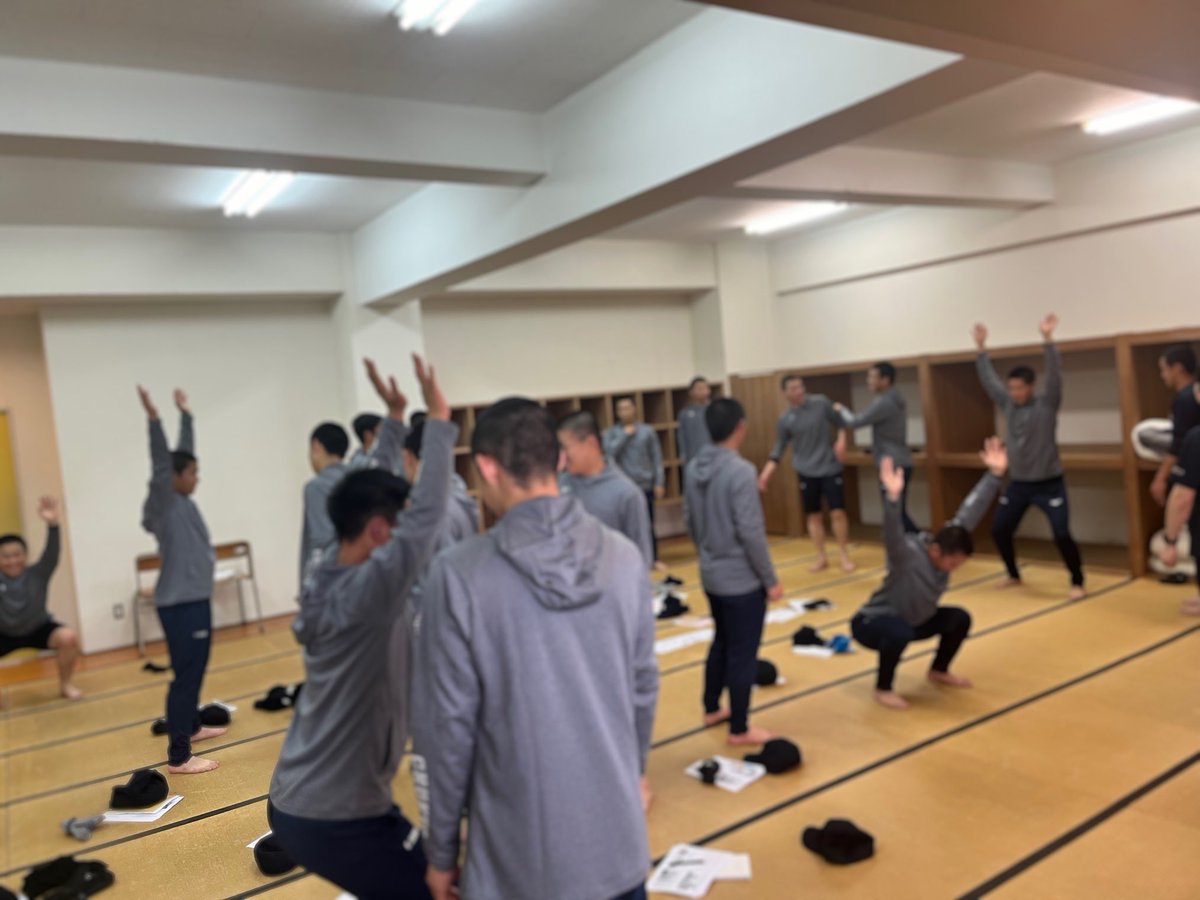 chukyoAT's tweet photo. 【高大連携事業】
今年度より、硬式野球部のトレーニングを
担当させて頂くことになりました。

主に1年生への指導となります。
初日はトレーニング方針の共有。
この先のス���ージでの成長へと繋げるために基礎的なトレーニングから積み重ねていきます。

#中京大中京
#硬式野球部
#中京大学
#JSPO_AT https://t.co/YfTcEHLFDp