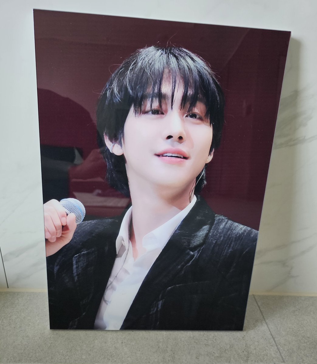 focusin_seop's tweet photo. 와~~ 액자가 겁나 빨리왔어요~~
생카투어에서  겟한 소중한 섭이😍
어떻게 이리 이쁠수가 있죠?
택배아저씨땜에 귀퉁이 툭튀어나왔지만
섭이가 이뻐서 그쯤이야🥰 
이쁜 액자 겟할수 있게 해주신 
@paulinromantic  감사합니다
보고 또 보고 힘이나요🩷 https://t.co/n7lfPmTNoj