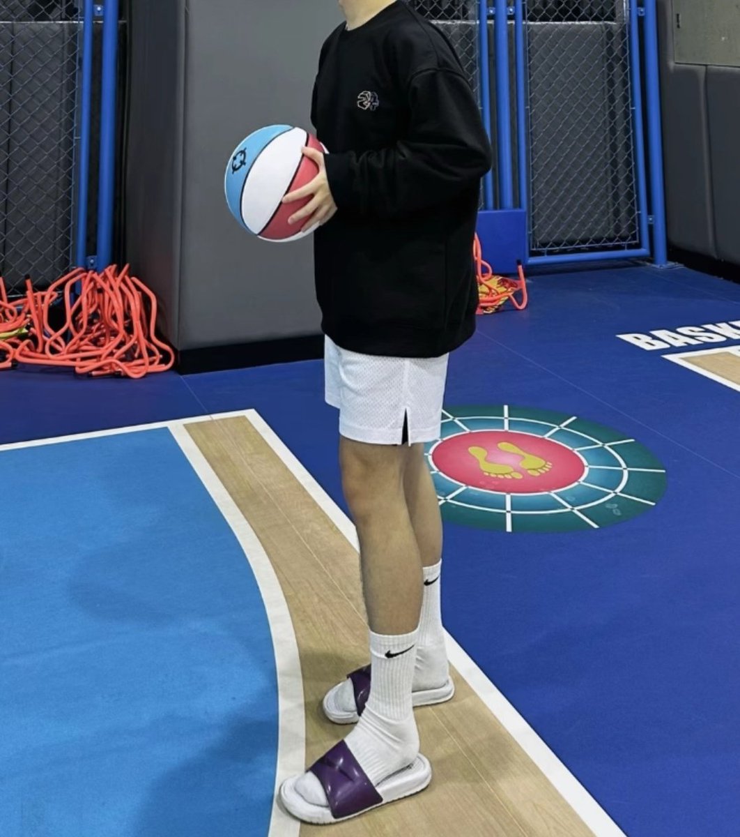 不得不说，我喜欢室内的场地！不过我也喜欢再室外球场玩弄踩踏调教贱狗！