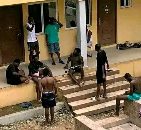 What conversation can make guys gather like this?🤣