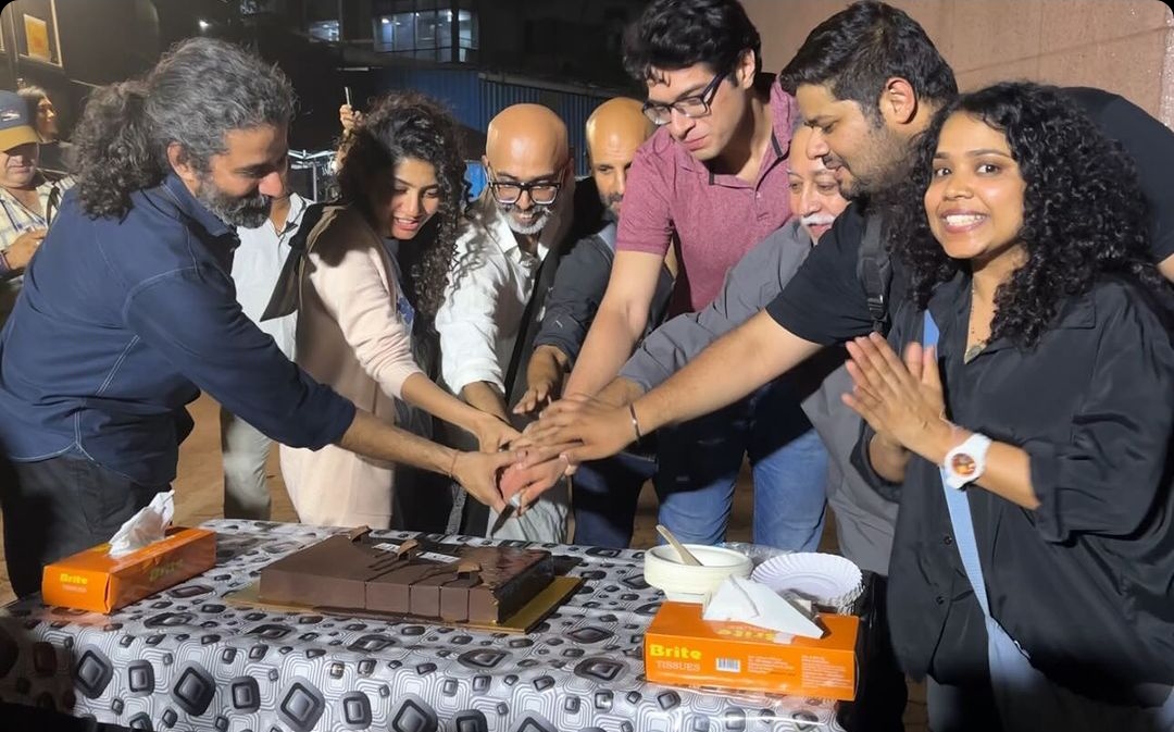 It's a wrap for #EkDin shoot ♥️

Movie tentatively scheduled to release on Feb 2025!

@Sai_Pallavi92 #SaiPallavi #junaidkhan @AKPPL_Official