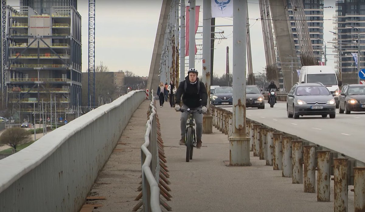 Gājēju un velo infrastruktūra uz Rīgas noslogotākā tilta ir vnk kosmoss. Apbrīnojamas rūpes no @RigasDome @vilniskirsis & @MStakis par pilsētniekiem. Tikmēr brauktuve tik plata, ka automašīnas var teju 4 rindās nostāties.