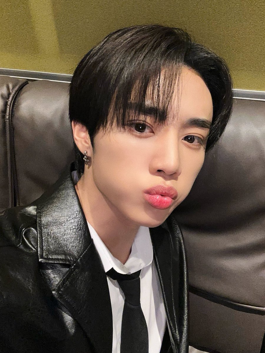Instead of the usual formal coat and tails, black leather suit delivers the chic attire astonishingly serving the ferocious style. Yet, it fits seamlessly into the ambiance of the night ready to charm and entertain for Idol Radio. My fierceness overflowed on top of the limelight.