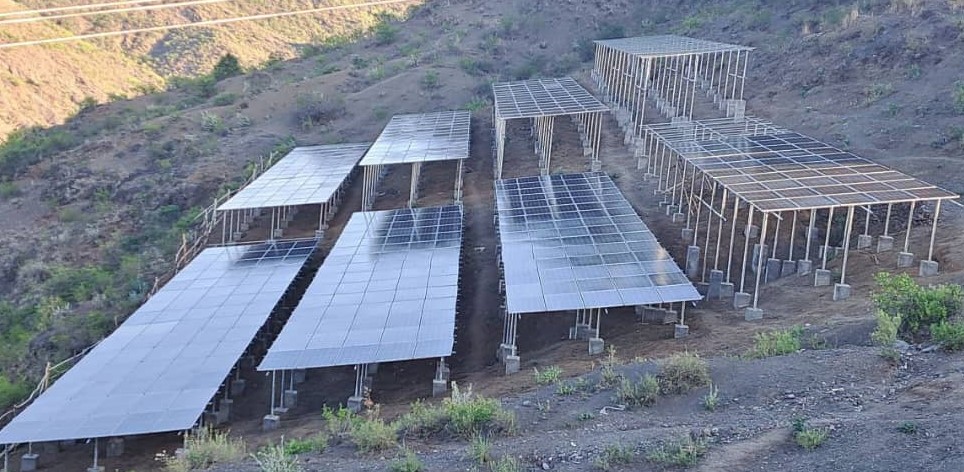 ICRCEthiopia's tweet photo. Conflict disrupts infrastructure and causes people to suffer from a lack of clean and safe water.

@ICRC is installing solar-powered water supply system that benefits more than 70, 000 people in Lalibela town #Amhara region.

#Ethiopia https://t.co/zJ3x8gJIsc