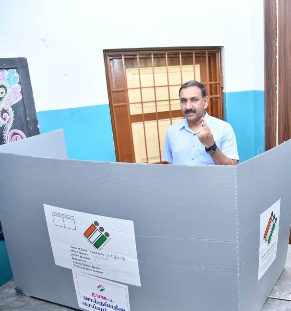 The Commissioner of Police, GCP, @SandeepRRathore Tr. Sandeep Rai Rathore, IPS, along with his family members, cast their votes today (19.4.2024) at St.Lazar's Middle School Polling Station, Thatchi Arunachalam Street, Mylapore, in Chennai.
#Election2024 #ChennaiVotes #Chennai