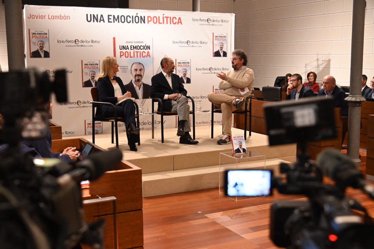 En la presentación de 'Una emoción política', las memorias de @JLambanM . Un político imprescindible para entender #Aragón , comprometido, culto y con una vida llena de episodios fascinantes . He tenido y tengo la suerte de trabajar junto a él. ¡Enhorabuena Javier ! 📚