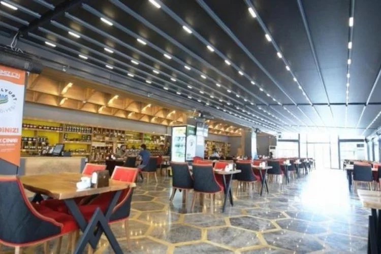 GERÇEKTEN FAHİŞ FİYAT VAR MI?

Bir fincan kahvenin maliyeti en çok 4 Lira, satış fiyatı ise 90-120 Lira arasında değişiyor. İşte fahiş fiyat dediğimiz şey tam olarak bu. Bildiğim bir işletmeden detay da vereyim. Orta-üst bir muhitte kirası 80 bin TL. Self-servis bir kahve,