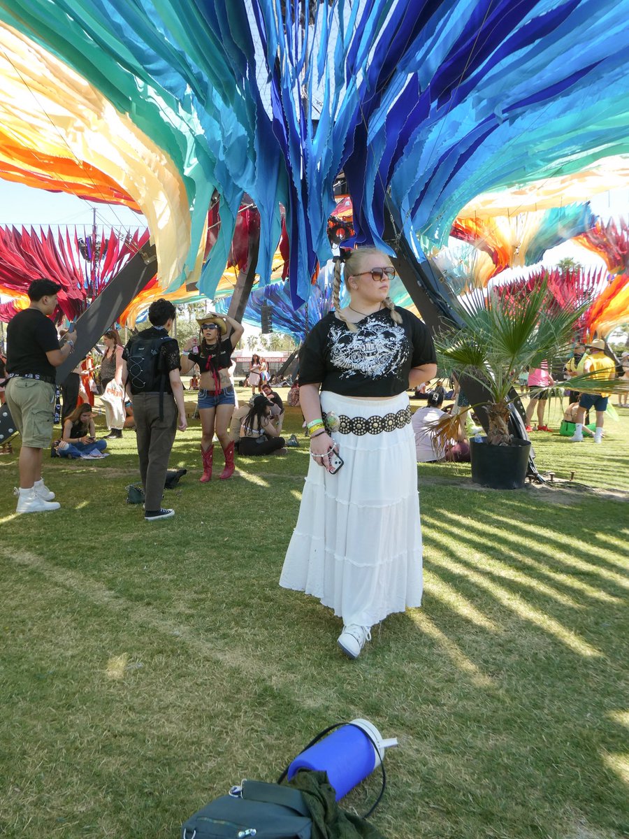 summerropele's tweet photo. no bc how tf did i end up working coachella https://t.co/2Mv6LoALqA