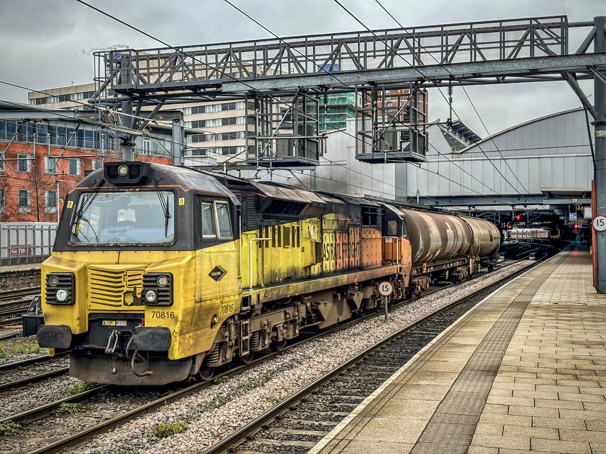 You can always rely on Colas to bring a splash of colour to the proceedings! 70816 Works 6D79, Lindsey Oil Refinery to Neville Hill fuel tanks on 04/04/24. #Class70 #ColasRailfreight #LeedsCityStation #Trainspotting