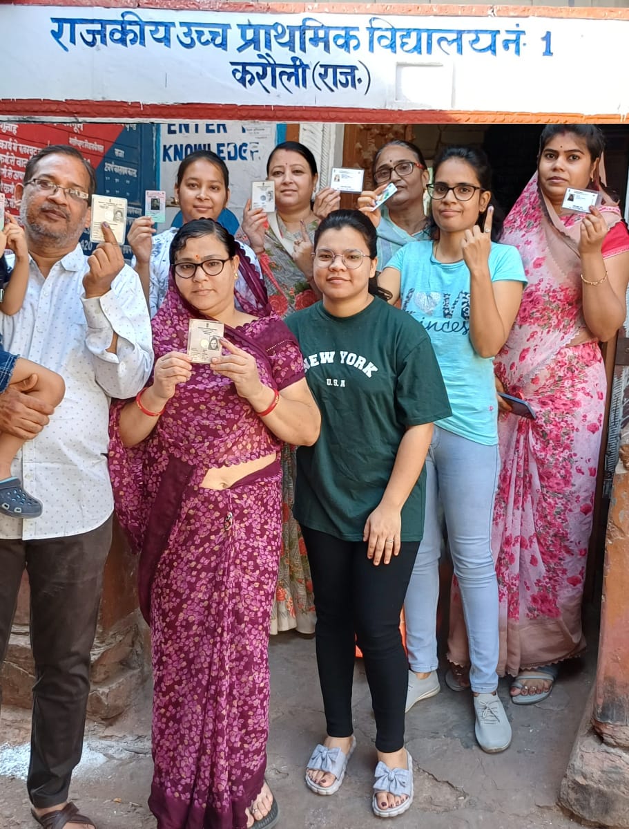 A family that votes together stays together. #ECI #DeshKaGarv #ChunavKaParv #IVote4Sure @DIPRRajasthan