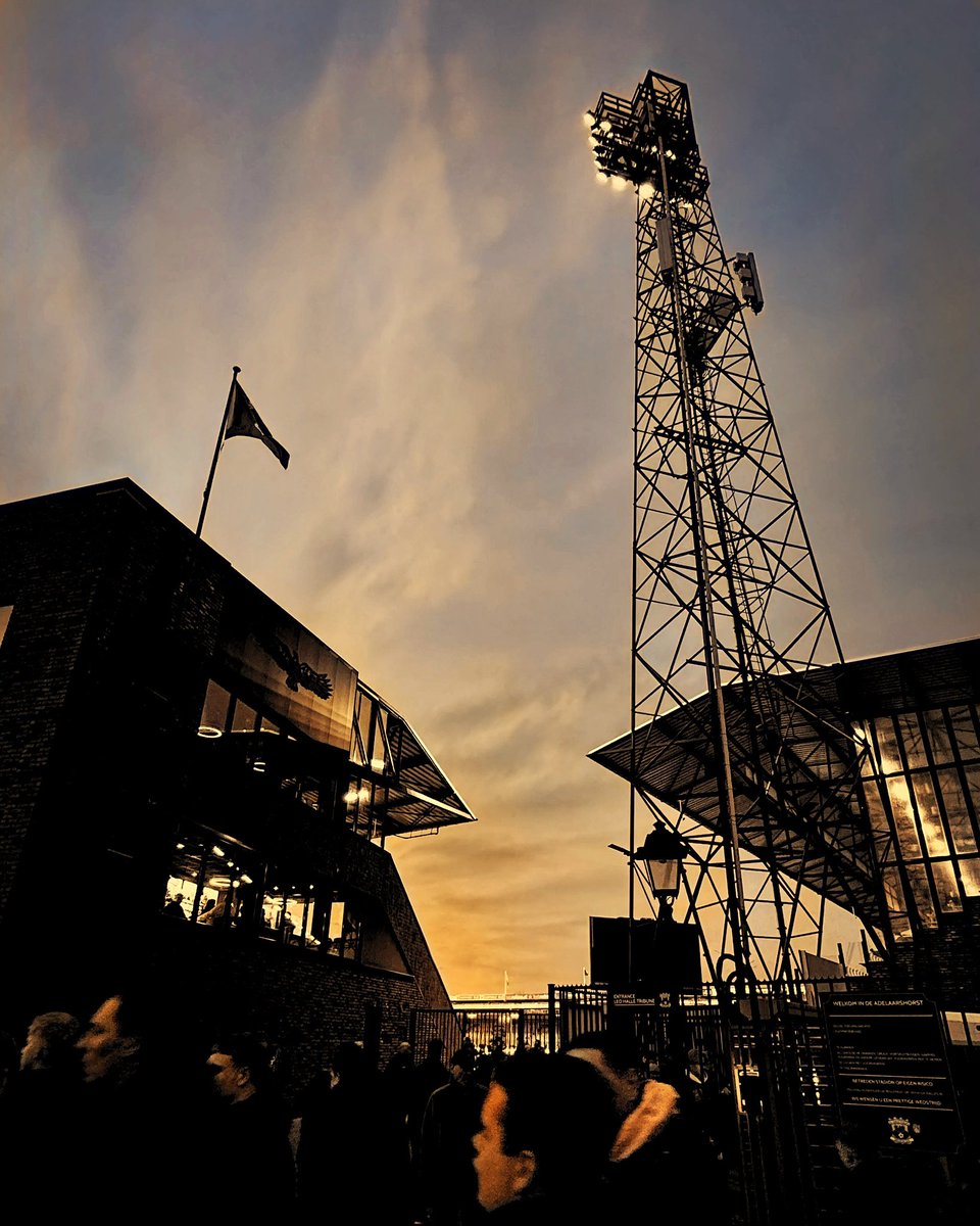 𝙁𝙡𝙤𝙤𝙙𝙡𝙞𝙜𝙝𝙩𝙛𝙧𝙞𝙙𝙖𝙮 ❤️💛 And it’s that Friday again … #kowet #floodlightfriday