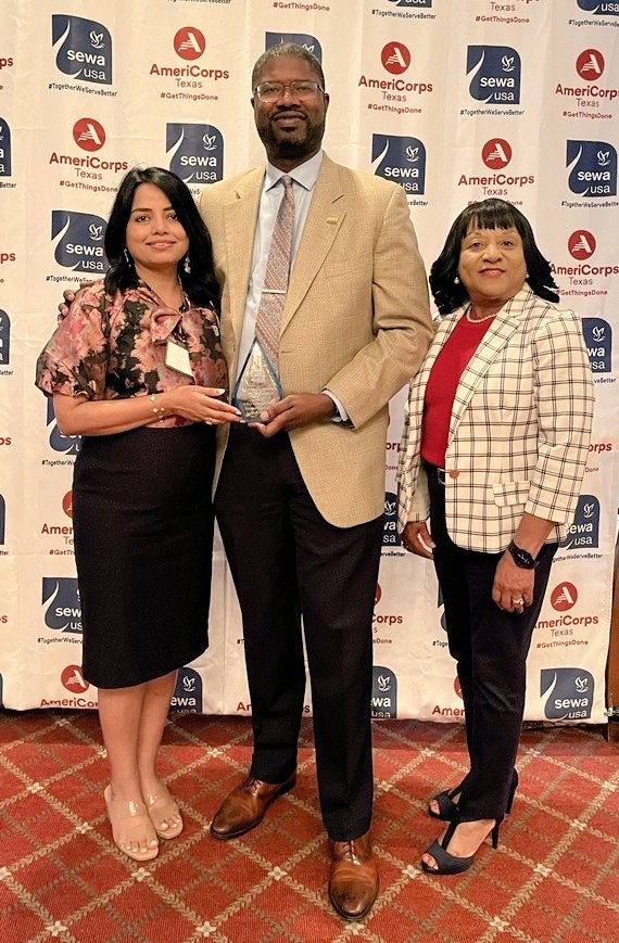 anthonymays5's tweet photo. Thank you @Sewa_Intl for inviting me to the fireside chat to share about @AliefISD &amp; the challenges we are facing with funding, food insecurities, &amp; keeping cool. @shreelasharma🤘we appreciate @BrighterBites for helping us meet needs. @sanjayram2000-man you are a BOSS moderator. https://t.co/Qsd8K3DsN0