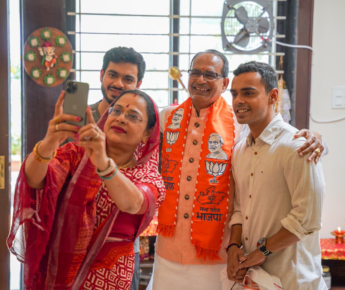 Selfie of the day
.
.
#ShivrajSinghChouhan #AbkiBaar400Paar #LokSabhaElections2024 #Shivraj #मध्यप्रदेश #MadhyaPradesh #vidisha #raisen #MamaKaNamankan #ShivrajKaTufan @ChouhanShivraj #ElectionDay #Vote4INDIA #Vote_for_BJP