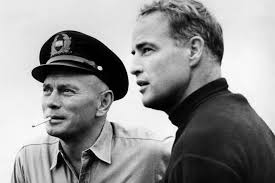 merlinpapin3's tweet photo. .@FredOL69007 .@tbarnaud #DéfiCinéClassiques2024(Marlon Brando )  Vu le film (découverte)  #Morituri de Bernhardt Wicki (1965) avec Marlon Brando Yul Brynner Janet Margolin Trevor Howard Wally Cox Hans Christian Blech Martin Brandt Martin Kosleck William Redfield Eric Braden Georges Takei

Robert Crain, officier déserteur de la Wehrmacht, a été recruté de force par les Alliés. Sous une fausse identité, il embarque à Tokyo sur un cargo allemand. Afin d'éviter que la cargaison de caoutchouc qu'il transporte ne tombe aux mains de l'ennemi, l'équipage a reçu l'ordre de se saborder en cas d'attaque. La mission de l'agent infiltré est de les empêcher de couler le navire.

J’ai bien aimé ce film, une sorte de film d’espionnage pendant la dernière guerre avec cet officier joué parfaitement par Brando ou tour à tour il devra affronter sa hiérarchie de circonstances, obtenir la confiance d’autres et surtout de l’équipage et d’essayer de sauver sans se révéler une jeune fille juive

Malgré un presque huis-clos sur un bateau pas de scène de mer, et comme j’ai vu le film en VF le doublage avec l’accent allemand est ridicule, mais le reste va bien, un bon suspens avec le soin à une intéressante mise en scène