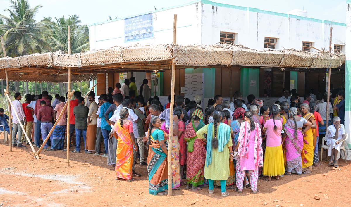 Good turnout at a #polling station in Kallimadi in Palladam on Friday. 📸: @peri_periasamy / @THChennai @the_hindu