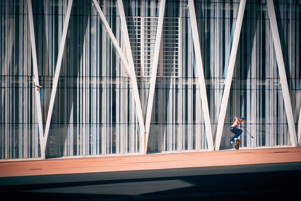 Architectural acrobatics 📸 Fujifilm X-T4 📷 Fujinon XF 16-55mm F2.8 R LM WR ⚙️ Distance 55.0 mm - ISO 160 - f/8.0 - Shutter 1/1000 #StreetPhotography #photography