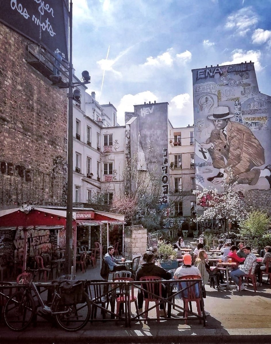 It's Friday! Bon week-end à tous -have a good weekend everyone. 😍 this from Paulette, setting the scene at Place Fréhel,could be a painting! 📷@PChevrin #FridayFeeling #Paris #travel #weekendvibes #bonweekend