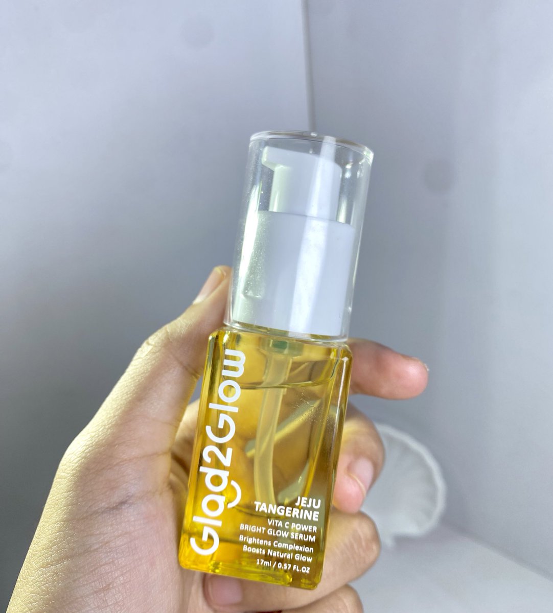 siapa yg suka sama serum vitamin C? aku mau racunin lg serum vit C, dengan harga affrodable dan hasilnya nampol bgt💛 — Glad2Glow Jeju Tangerine Serum aku lg suka bgt pake serum vit C ini dan moistnya make dari Glad2Glow yg symwhite, BEST!🤝🏻