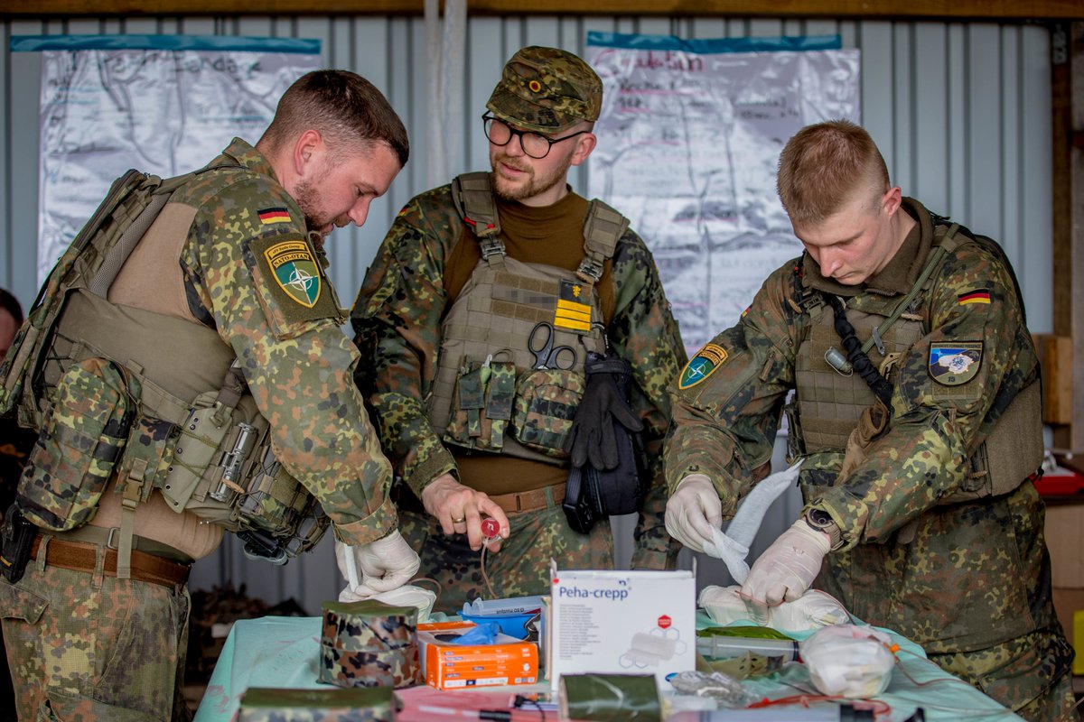 Während der Übung „Eager Leopard“ trainierten Kräfte der #BundeswehrimEinsatz der multinationalen #NATO #eFP-Battlegroup die Verwundetenversorgung unter erschwerten Bedingungen. Ausbildungsziel war die Erhöhung des Ersthelferniveaus bei lebensrettenden Maßnahmen.