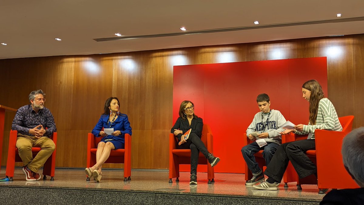 Debat sobre el batxillerat #STEAM  amb el documental 'RISE: Veu d’una nova generació' de @onestoneidaho, un institut dirigit per estudiants. Amb @srdelafu @efiguer4 @RG1gal i Guim Armengol i Èlia Pla estudiants @insaferrer. Un horitzó a assolir? #steamconfbcn #STEAMconf24