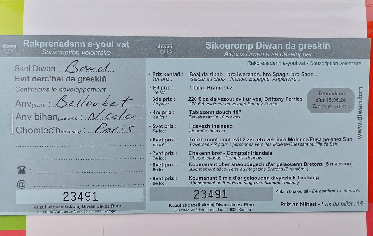 ✊️ Amañ emaomp gant un nebeud profoù ! 
✊️Nous sommes présent.es avec quelques cadeaux !
