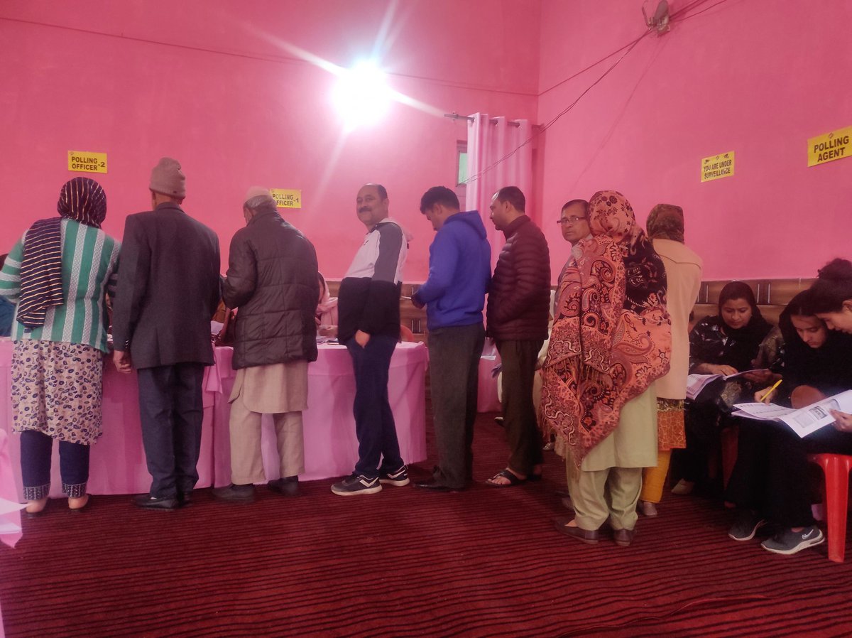#LokSabhaElection2024 Voters in District Kishtwar make their mark in #LokSabhaElection2024 by casting Vote at Pink Polling Station No.06, Sangrambhatta Kishtwar. #ChunavKaParv #DeshKaGarv #IVoteForSure