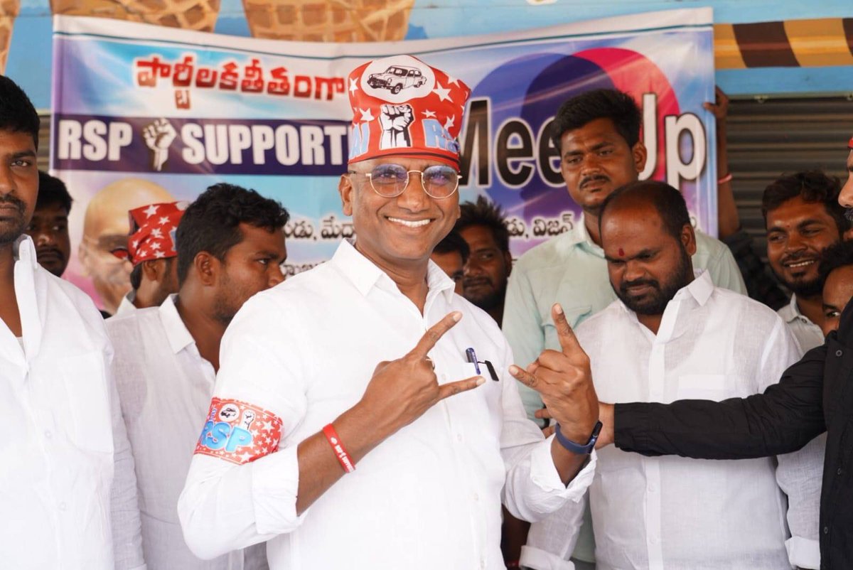 RSPraveenSwaero's tweet photo. తెలంగాణ బ్లాక్ వాయిస్ వ్యవస్థాపకులు శ్రీధర్ గోవిందు నేతృత్వ��లో "ఆర్ఎస్పీ సపోర్టర్స్ మీట్" అనే ��ార్యక్రమం ద్వారా నన్ను నాగర్ కర్నూల్ ఎంపీగా భారీ మెజారిటీతో గెలిపించేందుకు పార్లమెంట్ పరిధిలోని యువ ఓటర్లందరూ కలిసి స్వచ్ఛందంగా,నా ఎన్నికల ప్రచార ఖర్చుల కోసం ఒక్కొక్కరు ఒక్క రూపాయి విరాళంగా మొత్తం రూ.17,500/ ఇవ్వడం జరిగింది. 

నన్ను ఎంపీగా గెలిపించి చారిత్రక విజయాన్ని అందించేందుకు ఈ ప్రాంత ప్రజలు,యువత చూపించే ప్రేమ,ఆప్యాయత నా బాధ్యతను మరింత పెంచుతున్నాయి.మన ప్రాంత పేదింటి బిడ్��ల భవిష్యత్తును మరింత గొప్పగా మార్చేందుకు మీ ఋణం నా నిస్వార్థ సేవతో తప్పకుండా తీర్చుకుంటాను.🙏
#OnceAgainKCR
#RSP4NGKL
#LokSabha 
#BRS2024Elections 
#BRS4NagarkurnoolParliament