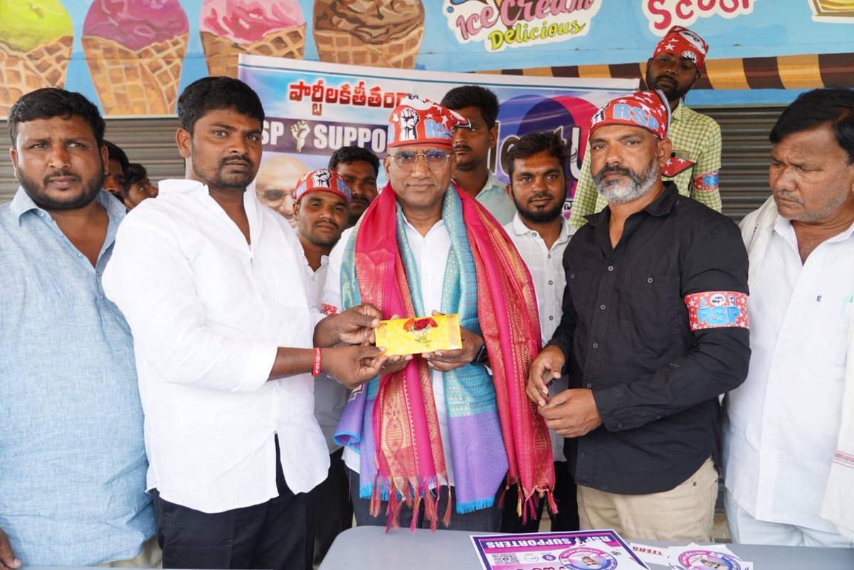 RSPraveenSwaero's tweet photo. తెలంగాణ బ్లాక్ వాయిస్ వ్యవస్థాపకులు శ్రీధర్ గోవిందు నేతృత్వ��లో "ఆర్ఎస్పీ సపోర్టర్స్ మీట్" అనే ��ార్యక్రమం ద్వారా నన్ను నాగర్ కర్నూల్ ఎంపీగా భారీ మెజారిటీతో గెలిపించేందుకు పార్లమెంట్ పరిధిలోని యువ ఓటర్లందరూ కలిసి స్వచ్ఛందంగా,నా ఎన్నికల ప్రచార ఖర్చుల కోసం ఒక్కొక్కరు ఒక్క రూపాయి విరాళంగా మొత్తం రూ.17,500/ ఇవ్వడం జరిగింది. 

నన్ను ఎంపీగా గెలిపించి చారిత్రక విజయాన్ని అందించేందుకు ఈ ప్రాంత ప్రజలు,యువత చూపించే ప్రేమ,ఆప్యాయత నా బాధ్యతను మరింత పెంచుతున్నాయి.మన ప్రాంత పేదింటి బిడ్��ల భవిష్యత్తును మరింత గొప్పగా మార్చేందుకు మీ ఋణం నా నిస్వార్థ సేవతో తప్పకుండా తీర్చుకుంటాను.🙏
#OnceAgainKCR
#RSP4NGKL
#LokSabha 
#BRS2024Elections 
#BRS4NagarkurnoolParliament