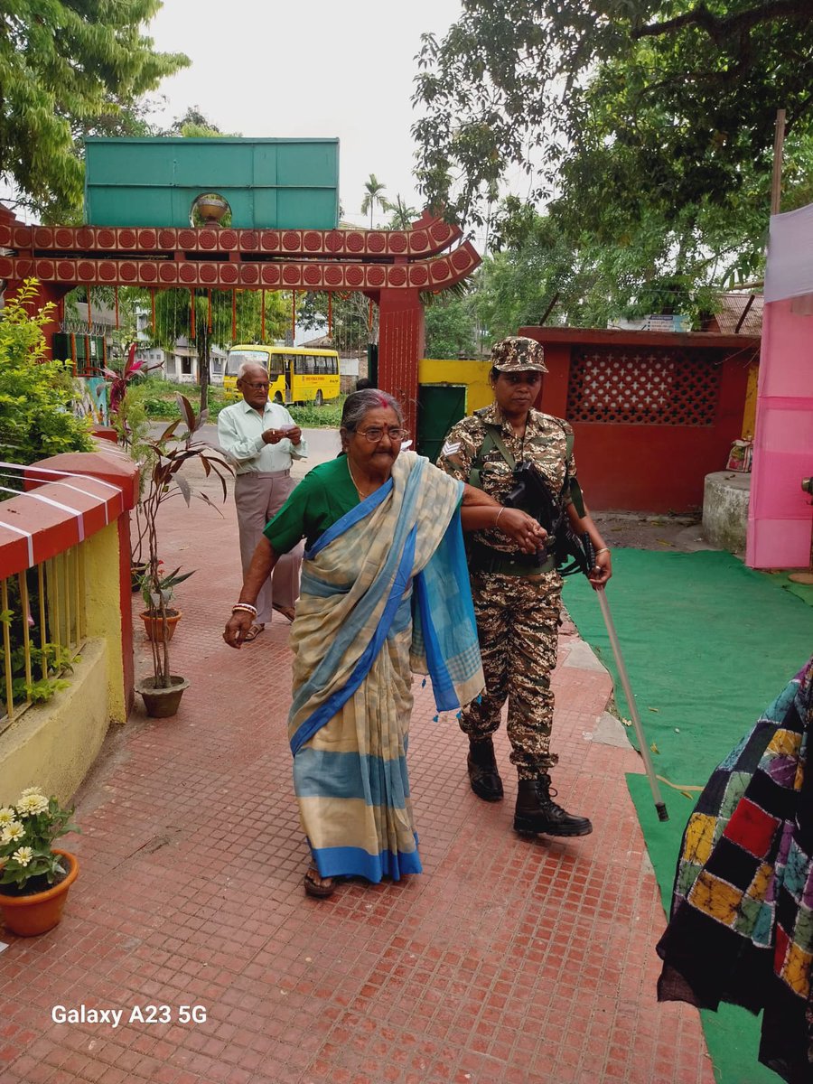 ECISVEEP's tweet photo. Amar vote, amar doyitvo ! #MyVoteMyDuty 🇮🇳🙏 

#YouAreTheOne #IVote4Sure

Check out the facts at a glance of the #Phase1 poll in #WestBengal

#ChunavKaParv #DeshKaGarv  #GeneralElections2024 #GoVote https://t.co/a1IyJOLY4v