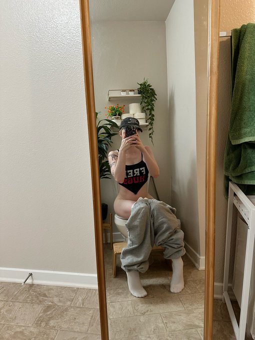 Drunk and pissing. Idk who&rsquo;s house this is lol https://t.co/A9OXdNf0va