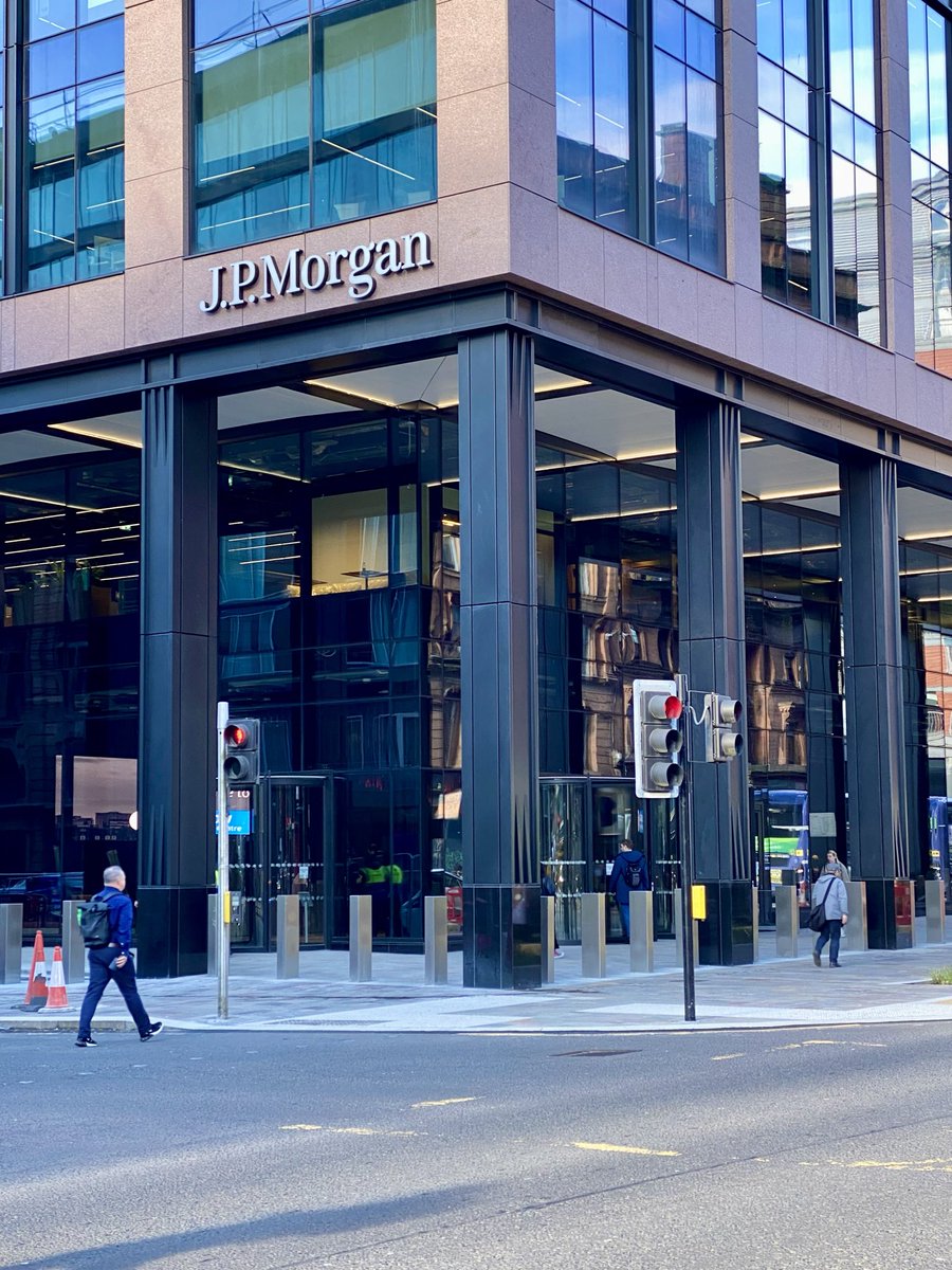 MurphyNiallGLA's tweet photo. #PlanningStuff in #Glasgow: Interesting to see the new JP Morgan building. The public realm gives an idea of what the Argyle Street ‘Avenue’ will look like with rain gardens. Curiously flat architecture though i.e. look at the corner column which only faces one way 👀👇🤔! 1/2 https://t.co/U5EIhD6R7d