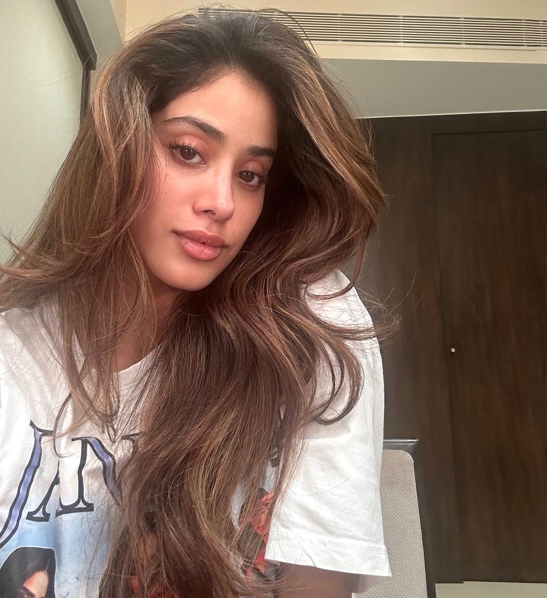 When you look this stunning, you definitely gotta take a selfie!! 🤍📷
#JanhviKapoor #Devara #RC16