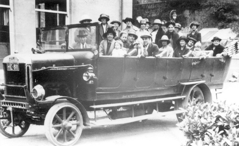 #TravelArchives Vehicle registration in Barnsley started in 1913 when the County Borough of Barnsley was created. Thomas Thornley Taylor of Dodworth Grange is credited with being allocated HE 1 Read more in this blog barnsleymuseums.art.blog/2020/06/29/gem… #Archive30