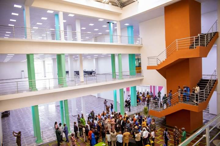 As part of their Corporate Social responsibility NNPC, Shell & co-venture partners (ExxonMobil, NCDMB, Total Energies & ENINaoc donated a 2,300-Seater Ultra-Modern Library to the Bayelsa State-owned Niger Delta University, Wilberforce Island, Amassoma.