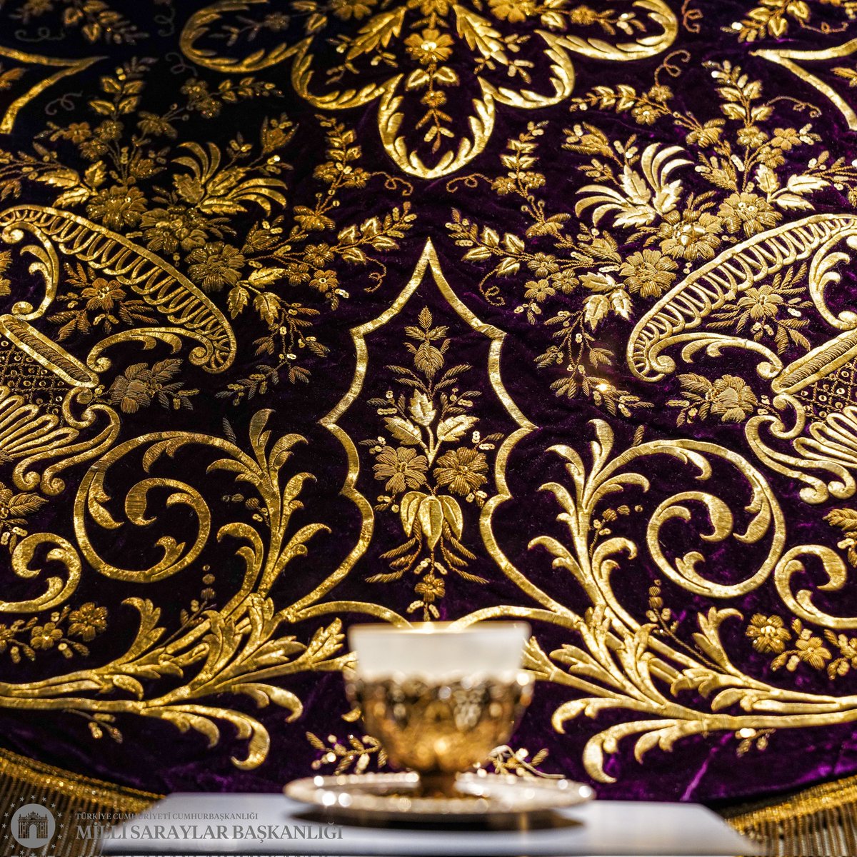 Osmanlı sarayında kahve sunumunda kullanılan sanat harikası örtü… ‘Sitil pûşîdesi’ olarak adlandırılan örtü; ipek kadife kumaş üzerine altın metal iplikle, dival işi ve sarma tekniğiyle işlenmiş. 19. yüzyıla ait örtü, kusursuz işçiliğiyle sarayda kahve kültürünün inceliklerini…