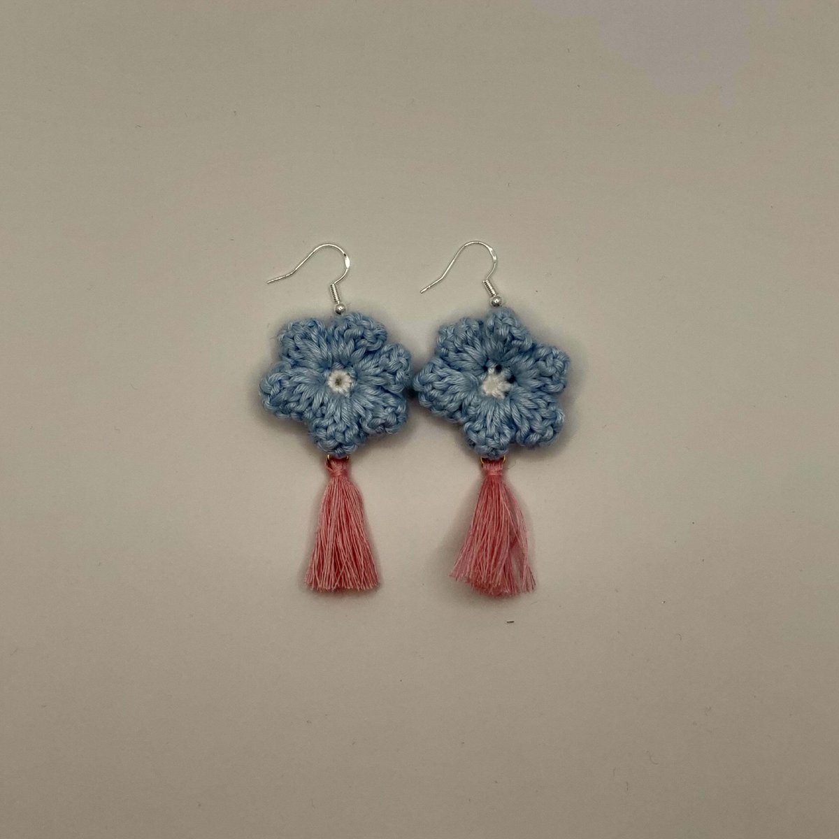 Blue - Pink Flower Earrings - $20.00.
guelphmarket.com/products/blue-…

Tag a friend or give this share! 

#canada #supportlocal