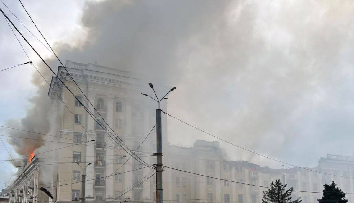 den_kazansky's tweet photo. Russian terrorists attacked the railway station in Dnipro city with rockets. A residential building was damaged.

At least two dead, many injured

Every day Russian army kills civilians in Ukraine

#RussiaisATerroistState https://t.co/lvRCTpICRU