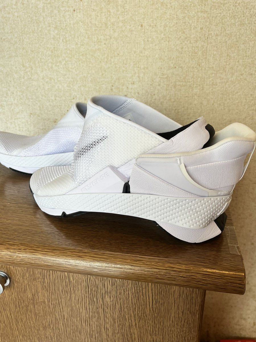 ryo1214411's tweet photo. ホワイトスニーカーが欲しかったので👟買っちゃいました⤴️

凄く履きやすくて、立ったま履ける⤴️😊
#NIKEGOFLYEASE https://t.co/KPpJqr36Ly