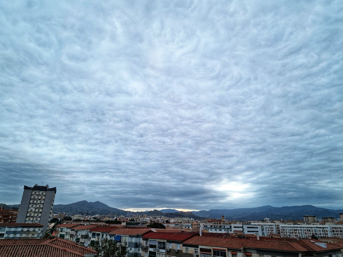 Cielos hoy viernes en #Málaga capital. Altrostatus opacus mammatus, o asperitas?. @AEMET_Andalucia @AEMET_Esp
