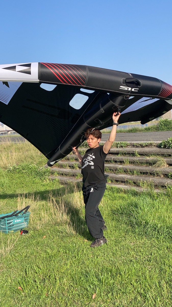 narita_dome's tweet photo. カイトボードとウイングボード、始めました(๑•̀ㅁ•́ฅ✨
私が幼少期の頃よりお世話になっている、大阪市内あるボードショップ「 #KFUNK 」さん✨
今後の七大陸最高峰滑走及び滑空制覇に向けて必要不可欠なスキルとして、本日初トライ!
座学から始まり、陸上でカイトの扱い方を会得するのに約3時間ほぼノンストップで練習(*`・ω・´)
本来は初日から水上に出ることは許されないのですが、ボードを履かずに水面で風に引っ張られる練習をさせて頂きました*.(๓´͈ ˘ `͈๓).*
ちゃんと操作出来るのには一年程かかるそうですが、みっちり練習を重ねて半年で飛べる様に精進します(*`・ω・)ゞ
そしてお店には私がウェイクボードを始めて2~3年の時に乗っていたボードが飾られていました( ˊᵕˋ*)
嬉しい(´;ω;`)
このご恩を忘れずに基礎をしっかり叩き込んでぶっ飛びます(`・ω・´)キリッ